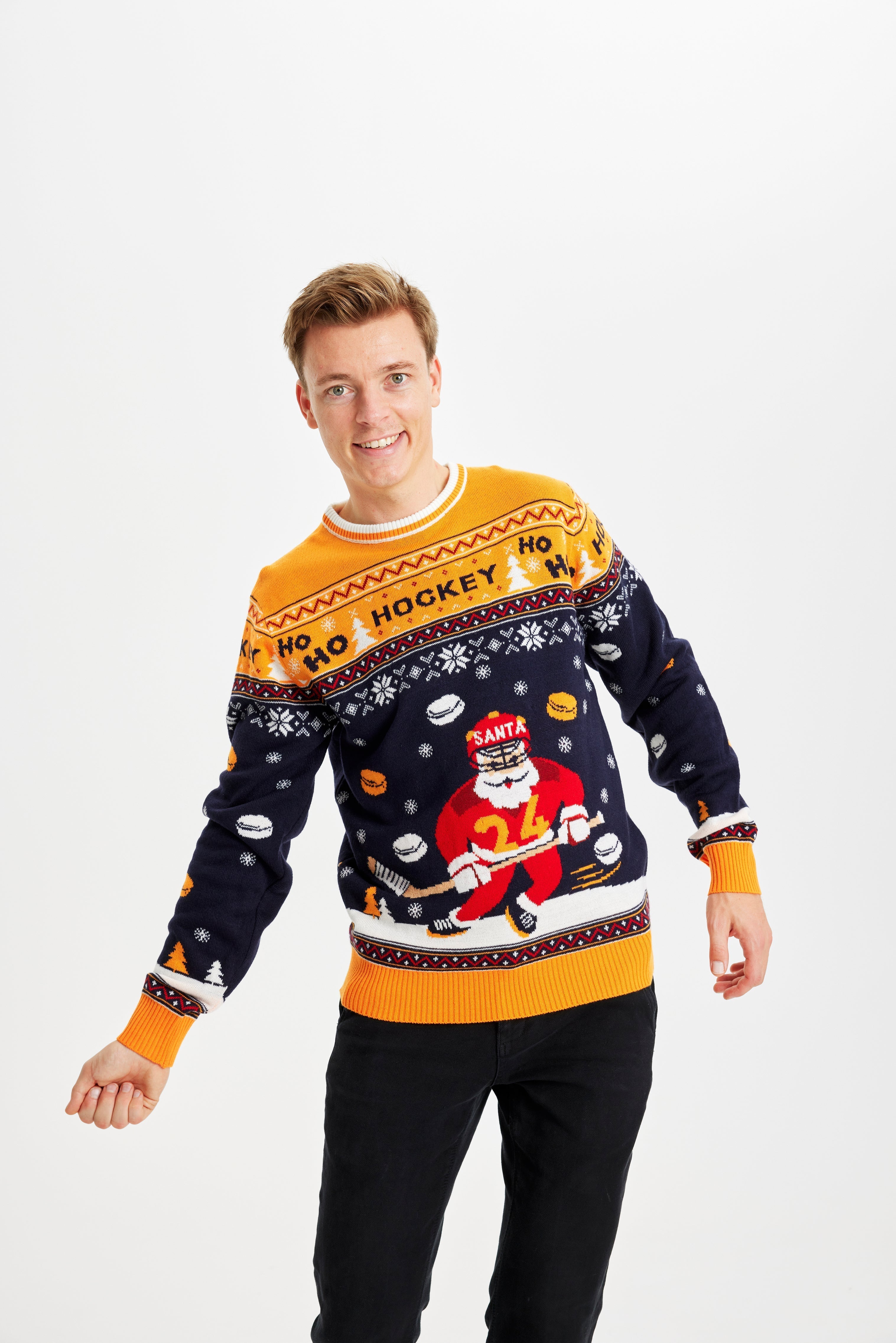 En poserande man i jultröja med en jultomte som spelar hockey.